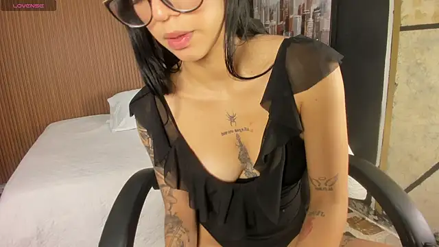 NaomiFrost online show from April 28, 1:04 pm