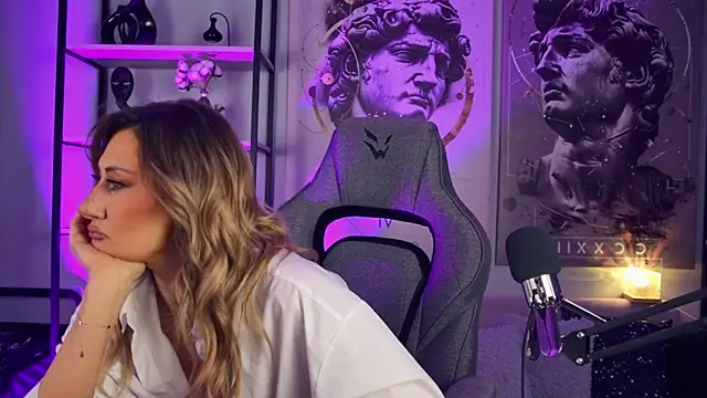 SarahAlluring online show from April 24, 1:25 pm