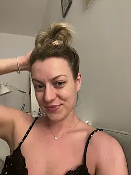 AnnastasiaMills online show from April 27, 7:33 pm