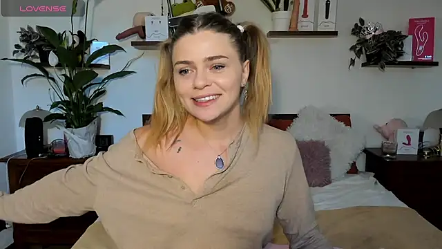 HaleyReedme online show from November 19, 8:25 am