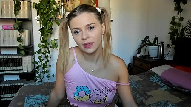 Snapshot of HaleyReedme chatting on September 25, 8:02 am HaleyReedme online show from September 25, 8:02 am