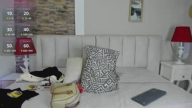 laura latinhot1 online show from April 21, 10:39 pm