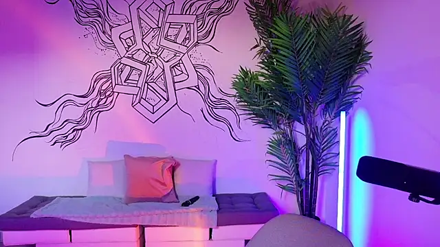 Emmi Roberts online show from March 28, 10:41 pm