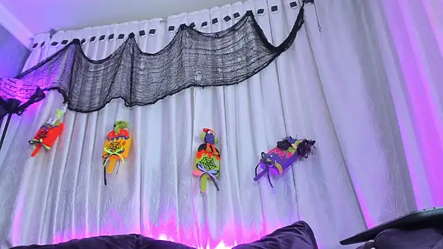 Snapshot of alice_kingsley_ chatting on October 17, 10:24 pm alice kingsley online show from October 17, 10:24 pm