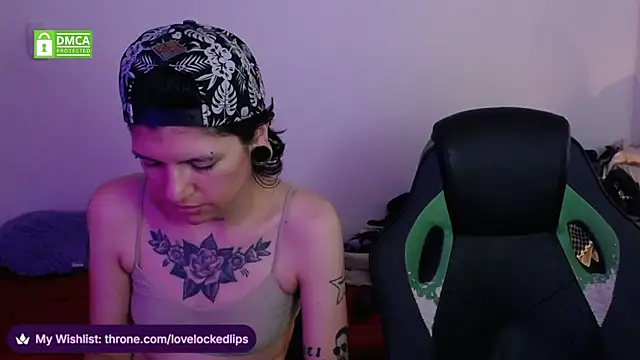 lovelockedlips online show from April 3, 10:08 pm