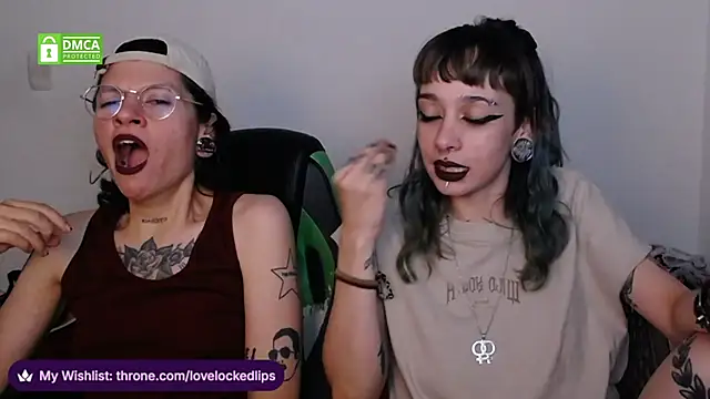 lovelockedlips online show from April 22, 4:53 am