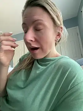 LittleMsMILF online show from February 25, 9:46 pm