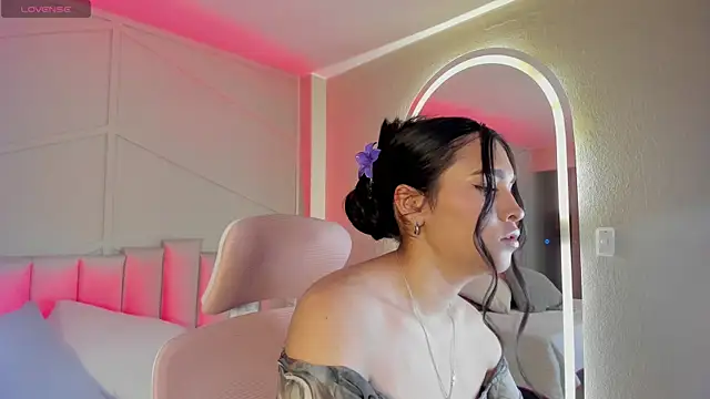 Snapshot of Eimmy_bm chatting on September 19, 4:28 pm Eimmy bm online show from September 19, 4:28 pm