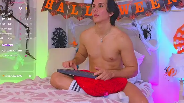 Snapshot of Almiboys chatting on October 17, 3:32 am Almiboys online show from October 17, 3:32 am