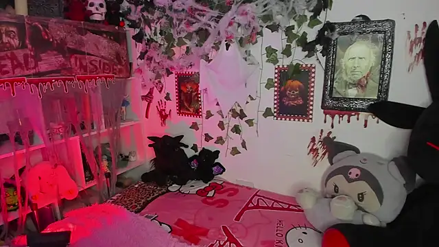 sarahminage  online show from October 23, 10:49 pm