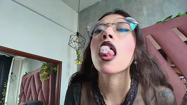 viollettaa  online show from April 24, 6:00 pm