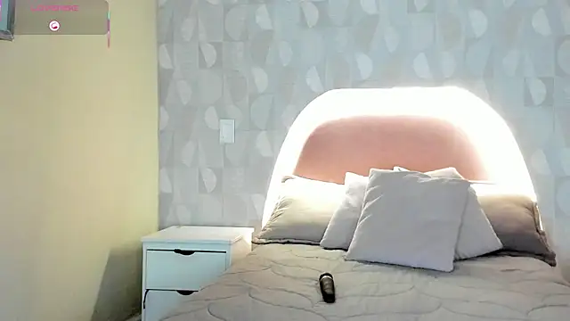 isabella milf  online show from October 13, 7:05 pm