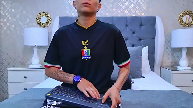 ZoeKrug online show from October 28, 11:49 am