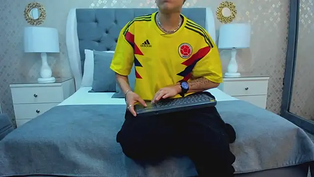 ZoeKrug online show from October 2, 11:59 am