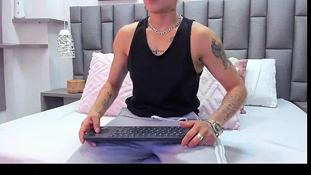 ZoeKrug online show from March 9, 12:52 pm