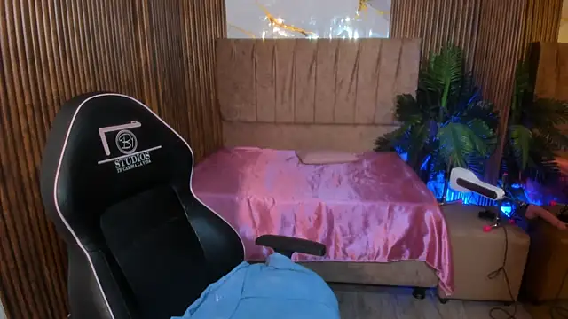 juanita tay online show from April 20, 11:35 am