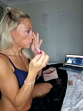Snapshot of Bellarose_xx chatting on September 26, 1:20 pm Bellarose xx online show from September 26, 1:20 pm