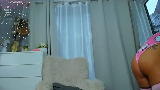 ParissHiltonX online show from September 12, 4:57 am