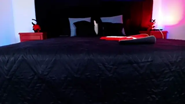 Alisse Moore online show from April 17, 12:18 pm