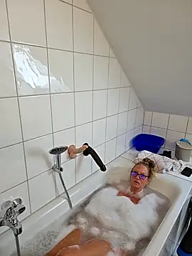 HotWifeLyn68 online show from April 21, 2:02 pm