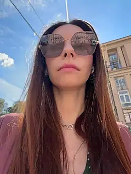 Amelie Crosby online show from June 5, 1:28 pm