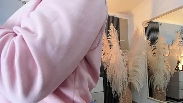 cloesummerr  online show from April 24, 1:14 pm