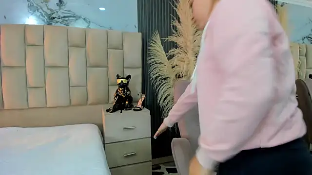 cloesummerr  online show from February 20, 12:29 pm