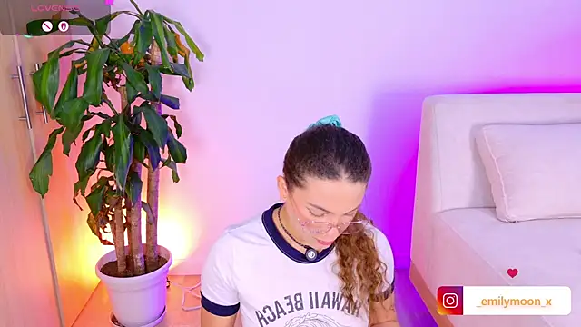 onlyemily  online show from April 21, 1:20 am