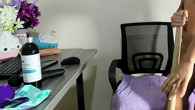 LussieWillow online show from April 26, 3:10 pm