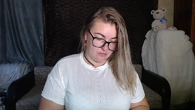 Snapshot of NikaSkylink chatting on October 20, 3:53 am NikaSkylink online show from October 20, 3:53 am