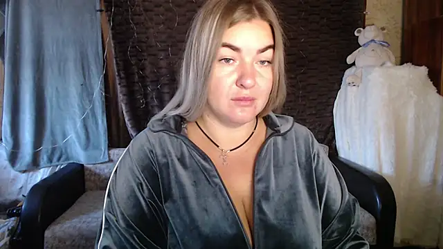 Snapshot of NikaSkylink chatting on October 14, 3:53 am NikaSkylink online show from October 14, 3:53 am