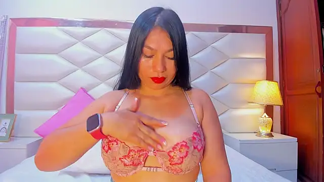 Snapshot of KarinaGomezxxx chatting on October 13, 1:47 pm KarinaGomezxxx online show from October 13, 1:47 pm