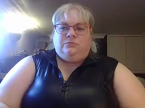 Kinkyhousewife83 online show from November 23, 5:47 pm