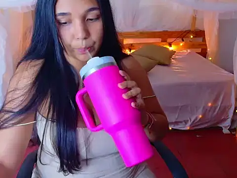 loreaniss online show from March 8, 8:02 pm