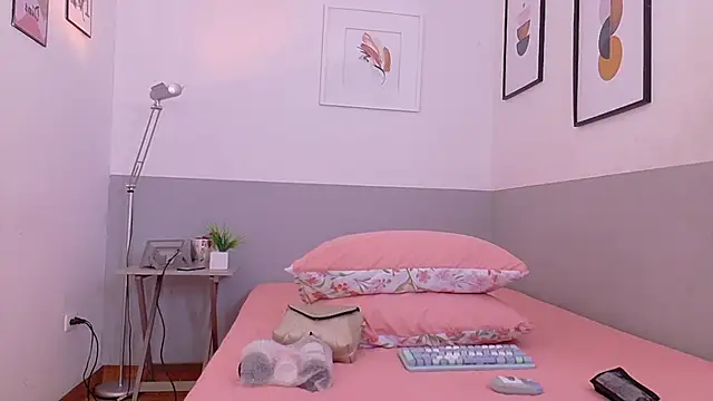 cutepetitee online show from November 26, 7:59 pm