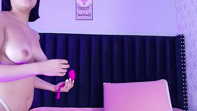 cutepetitee online show from April 25, 7:11 pm