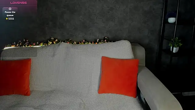 Agnes Wells online show from April 27, 1:25 am