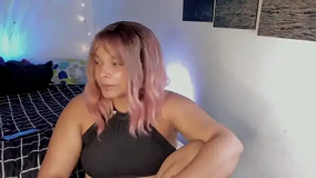 chloe kisses online show from April 24, 12:30 pm