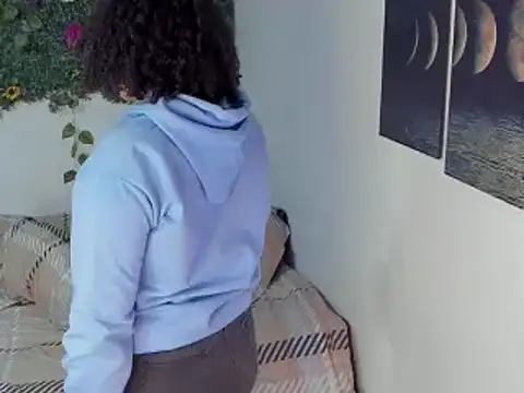 chloe kisses online show from March 5, 12:01 pm