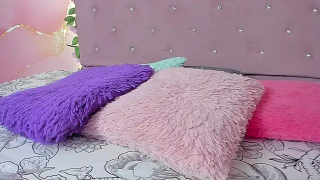 violet taylor  online show from April 24, 2:14 am