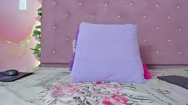 violet taylor  online show from April 28, 2:20 am