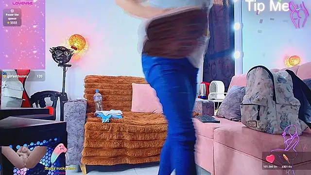 carolinhe  online show from November 8, 8:03 pm