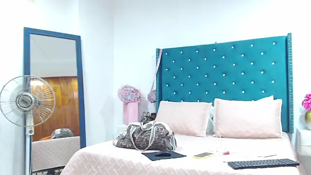 Snapshot of KimScarleth chatting on September 16, 1:30 pm KimScarleth online show from September 16, 1:30 pm