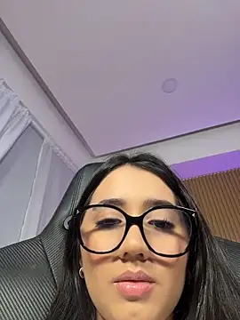 Michelle Zoe online show from May 14, 8:47 pm