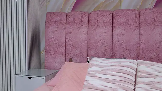 emmacurvy online show from April 23, 3:03 am