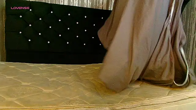 Alicee Moonn online show from April 23, 7:05 pm