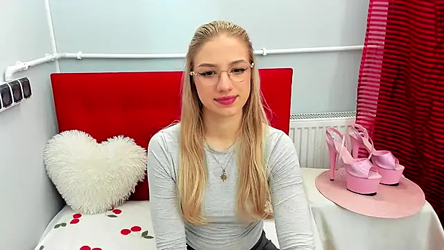 EvetteRose online show from April 28, 2:32 pm