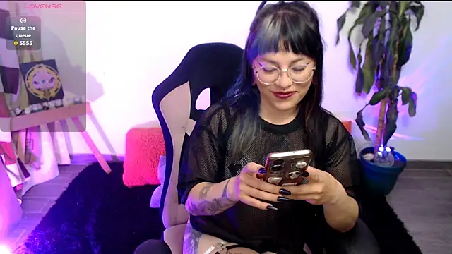 LunaBunny8 online show from December 5, 2:44 am