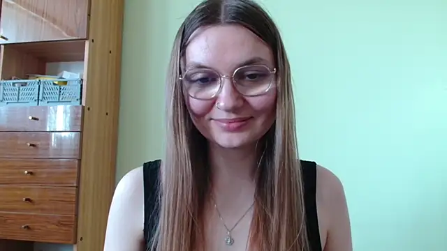 LooveELLYx online show from April 24, 12:30 pm