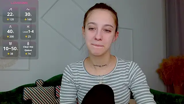 Snapshot of Little_cherryy__ chatting on October 13, 6:38 am Little cherryy online show from October 13, 6:38 am